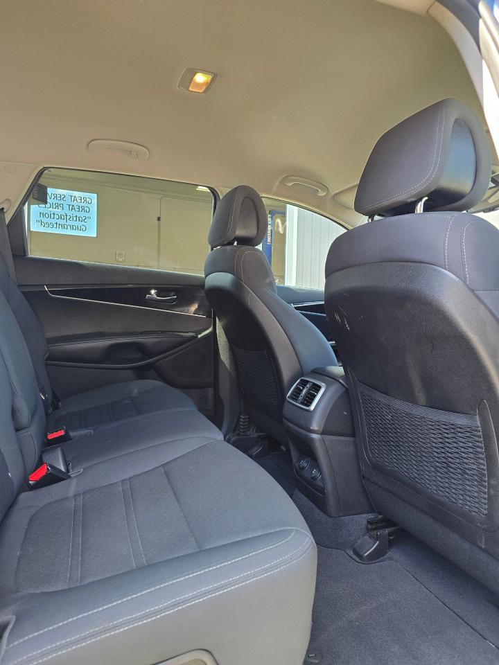 2016 Kia Sorento AWD 4dr 3.3L LX+ 7-Seater - Photo #11