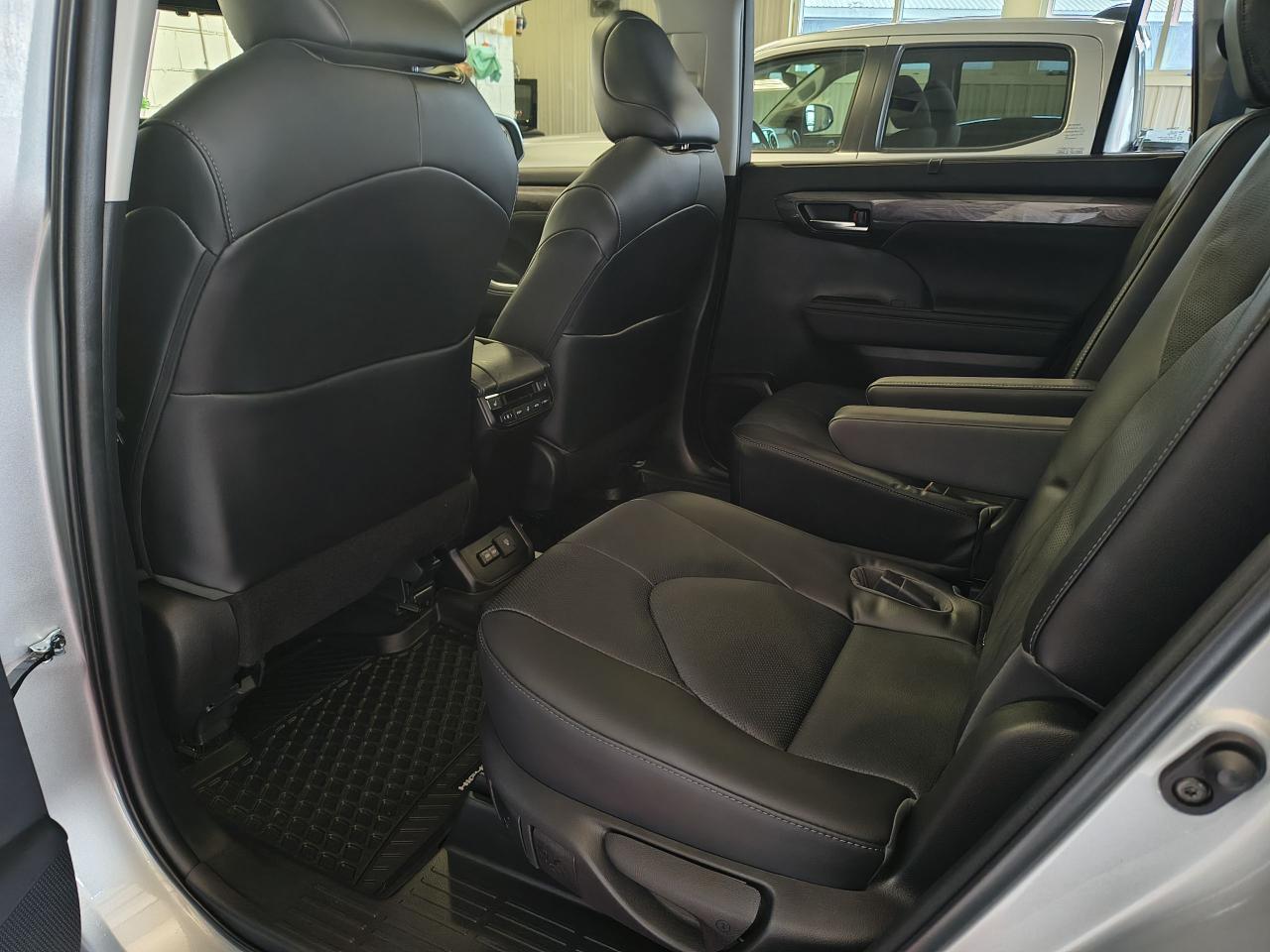 2023 Toyota Highlander Plantinum AWD Photo0