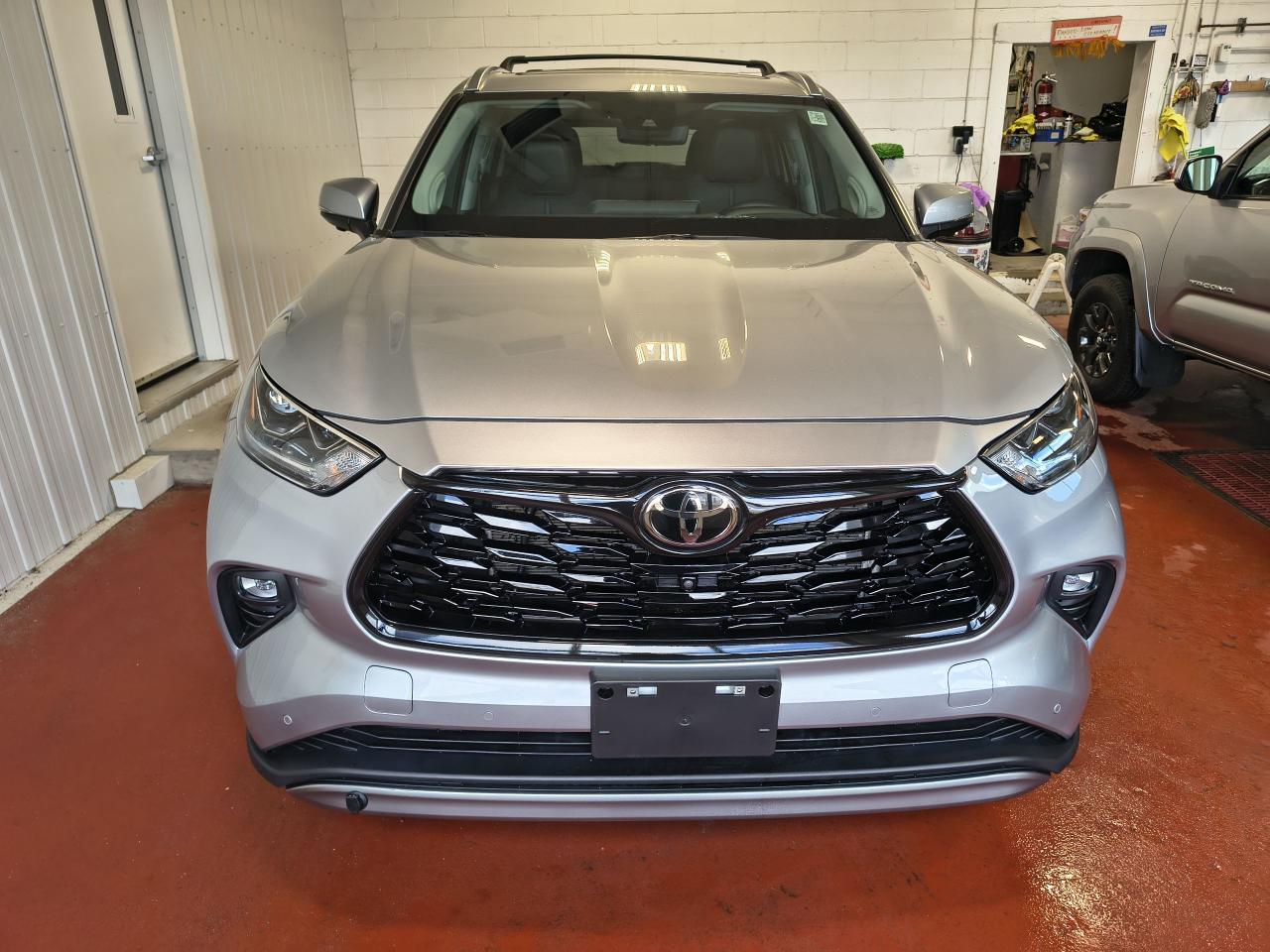 2023 Toyota Highlander Plantinum AWD Photo0