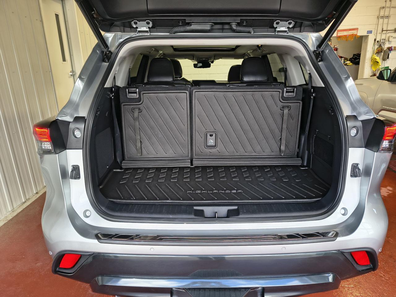 2023 Toyota Highlander Plantinum AWD Photo0