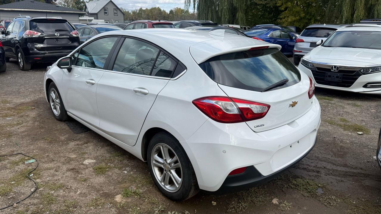 2017 Chevrolet Cruze LT Photo2