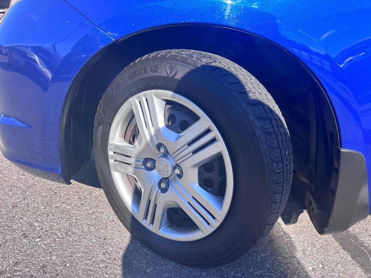 2013 Honda Fit HB Manual Extra Tires! - Photo #2