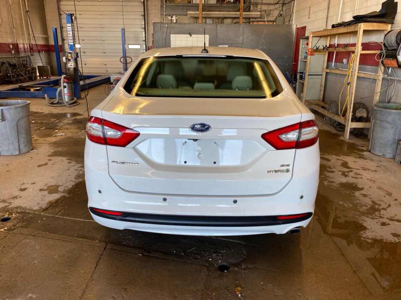 2016 Ford Fusion SE Hybrid - Photo #5