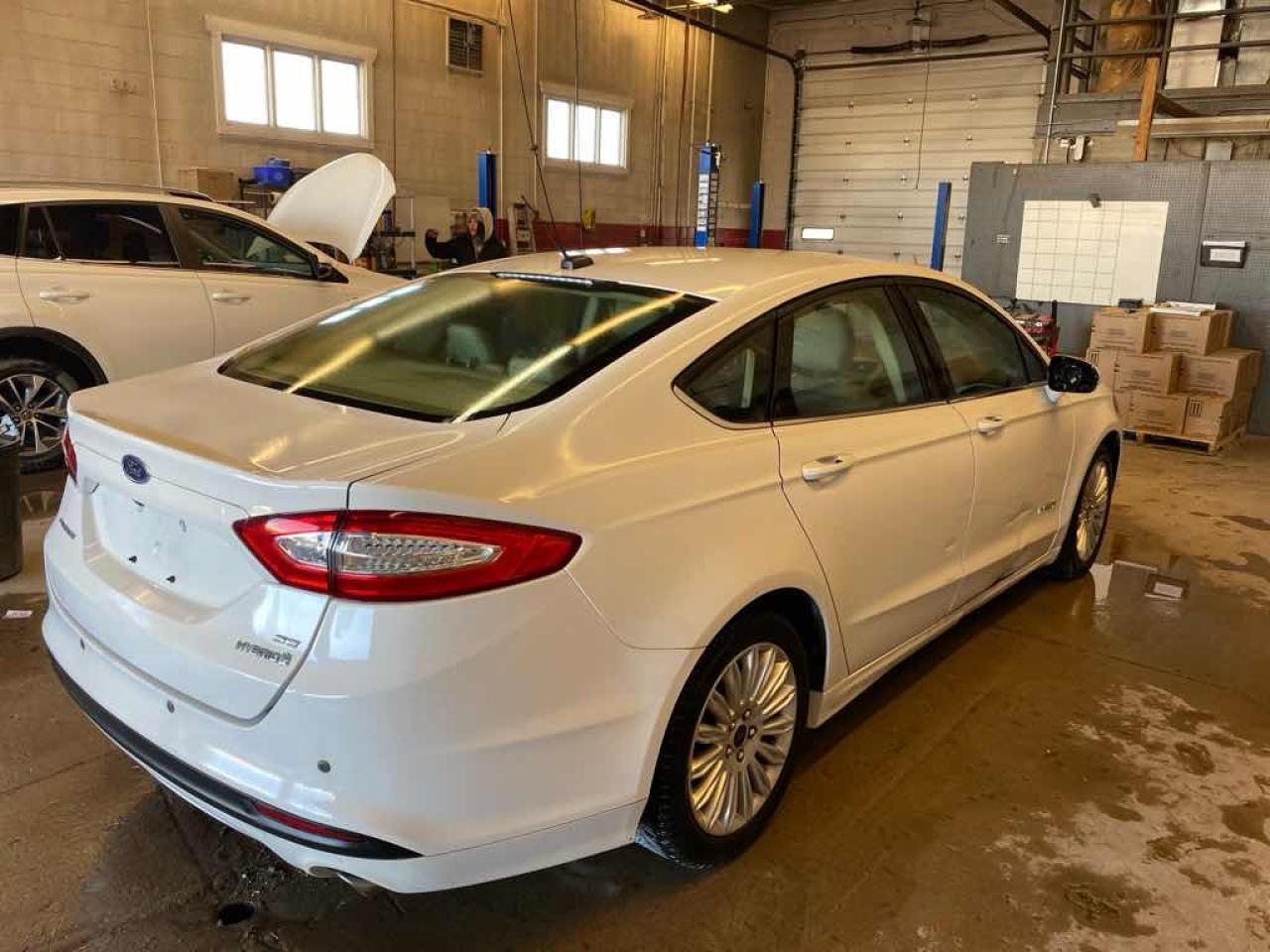 2016 Ford Fusion SE Hybrid - Photo #4