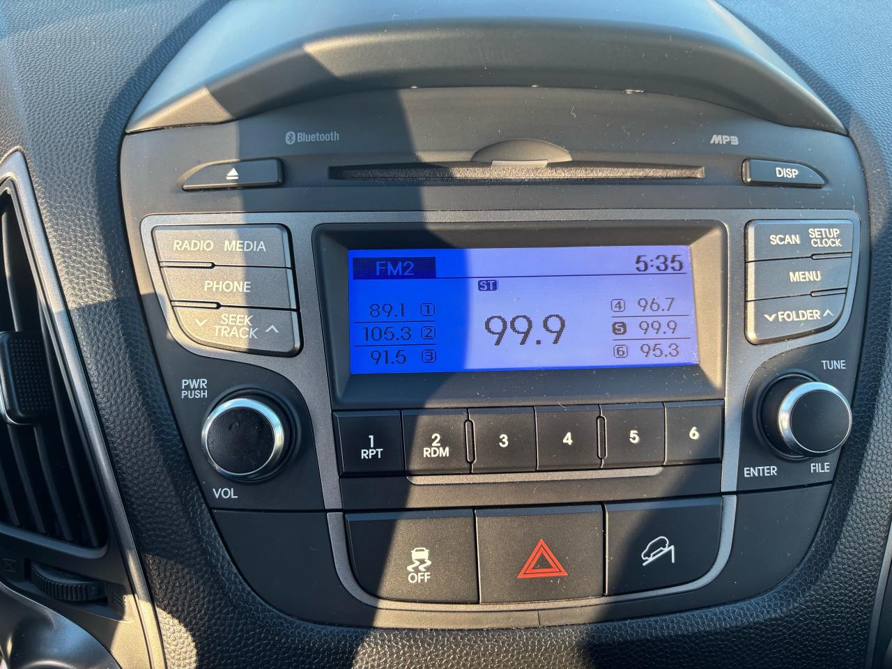 2015 Hyundai Tucson GL, 6 Spd Manual Transmission, Bluetooth - Photo #12