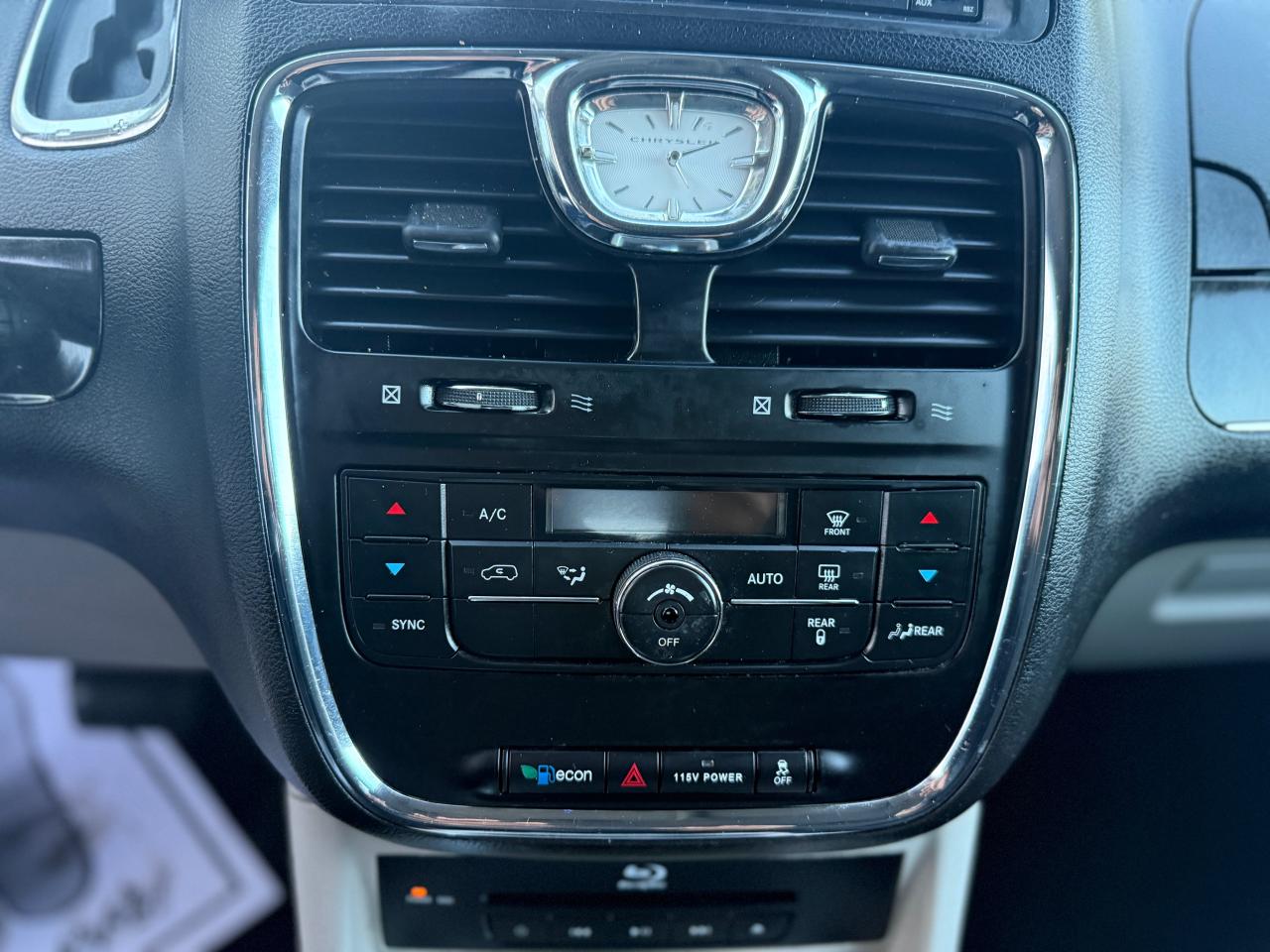 2015 Chrysler Town & Country TOURING - Photo #18