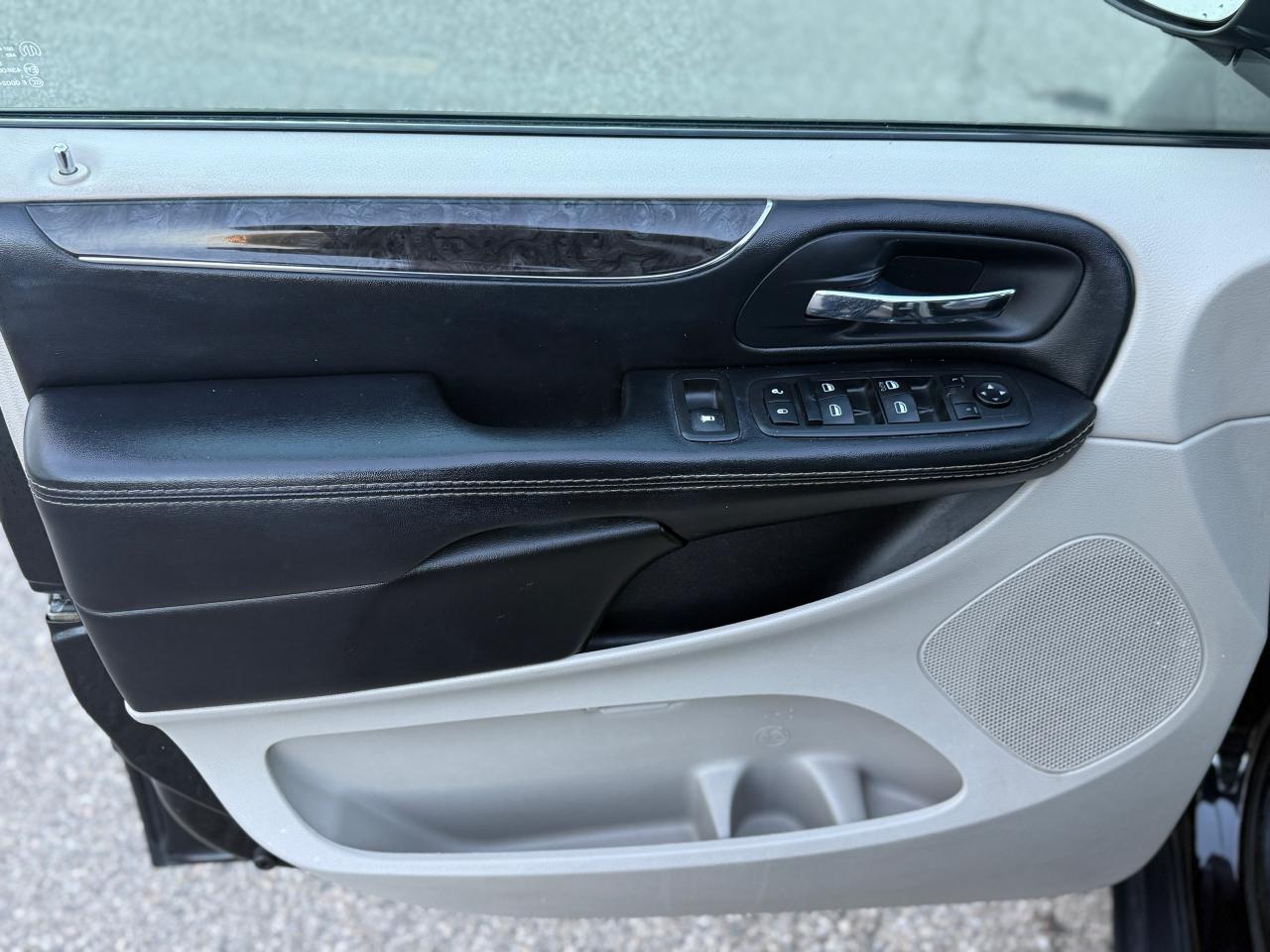 2015 Chrysler Town & Country TOURING - Photo #9