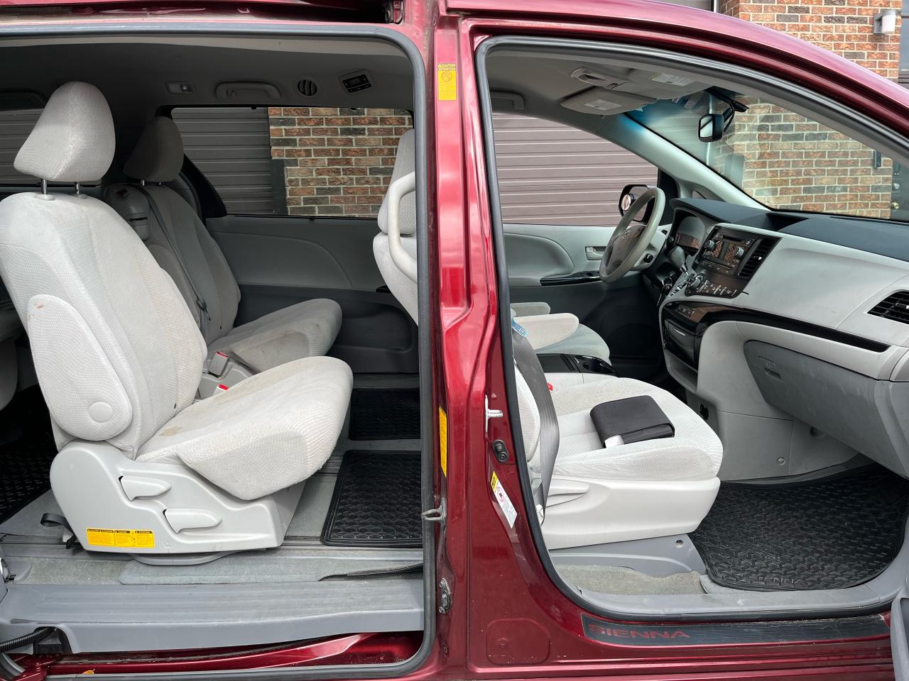 2014 Toyota Sienna 5dr LE 8-Pass FWD-1 LOCAL SENIOR FEMALE OWNER!! - Photo #5