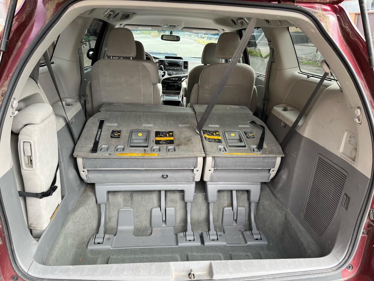2014 Toyota Sienna 5dr LE 8-Pass FWD-1 LOCAL SENIOR FEMALE OWNER!! - Photo #4