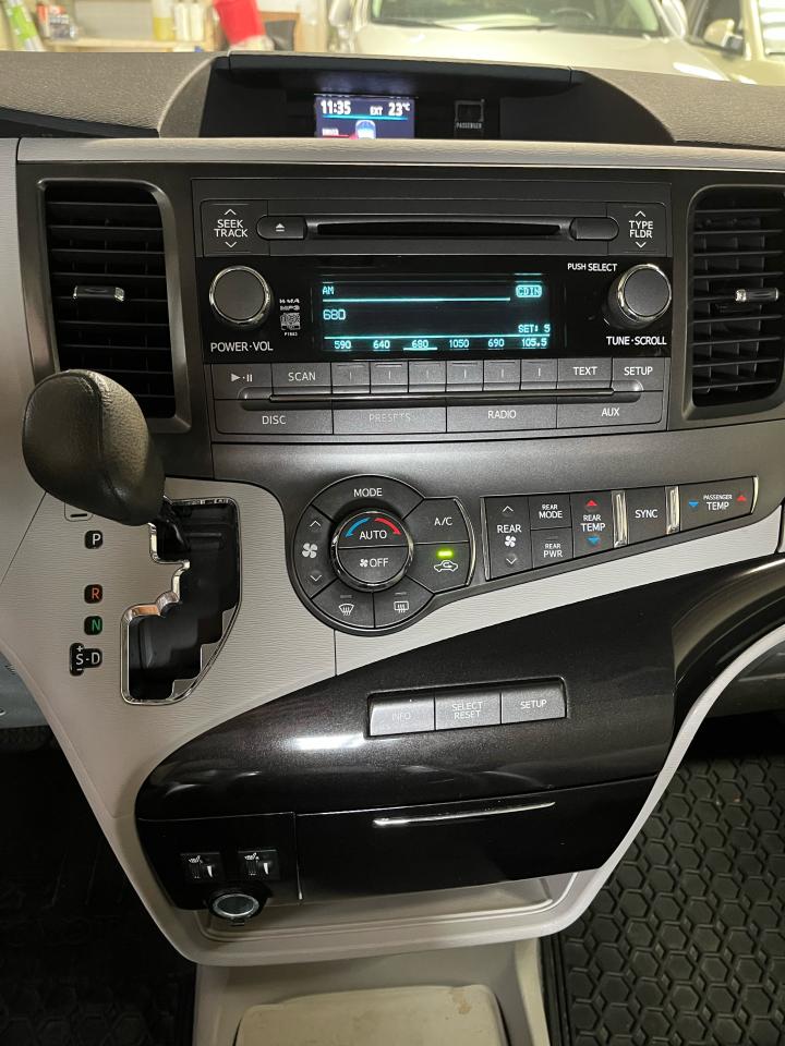 2014 Toyota Sienna 5dr LE 8-Pass FWD-1 LOCAL SENIOR FEMALE OWNER!! - Photo #8