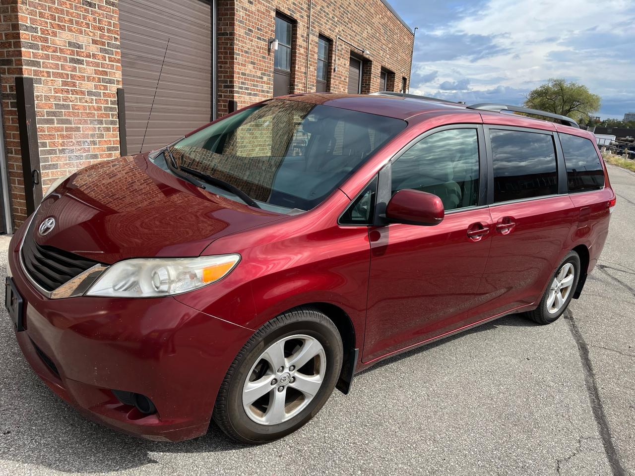 2014 Toyota Sienna 5dr LE 8-Pass FWD-1 LOCAL SENIOR FEMALE OWNER!! - Photo #2