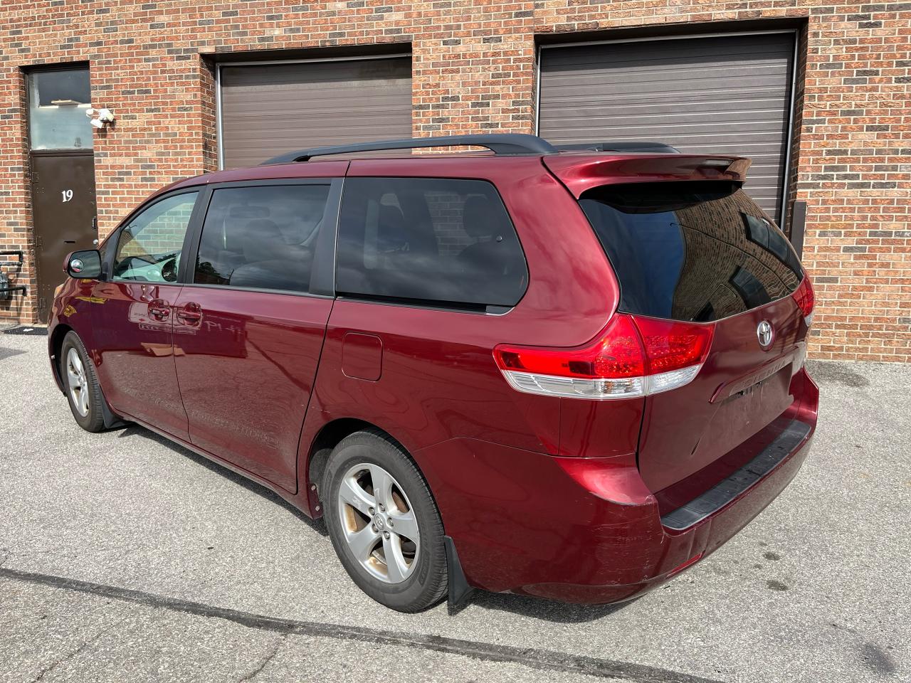 2014 Toyota Sienna 5dr LE 8-Pass FWD-1 LOCAL SENIOR FEMALE OWNER!! - Photo #3