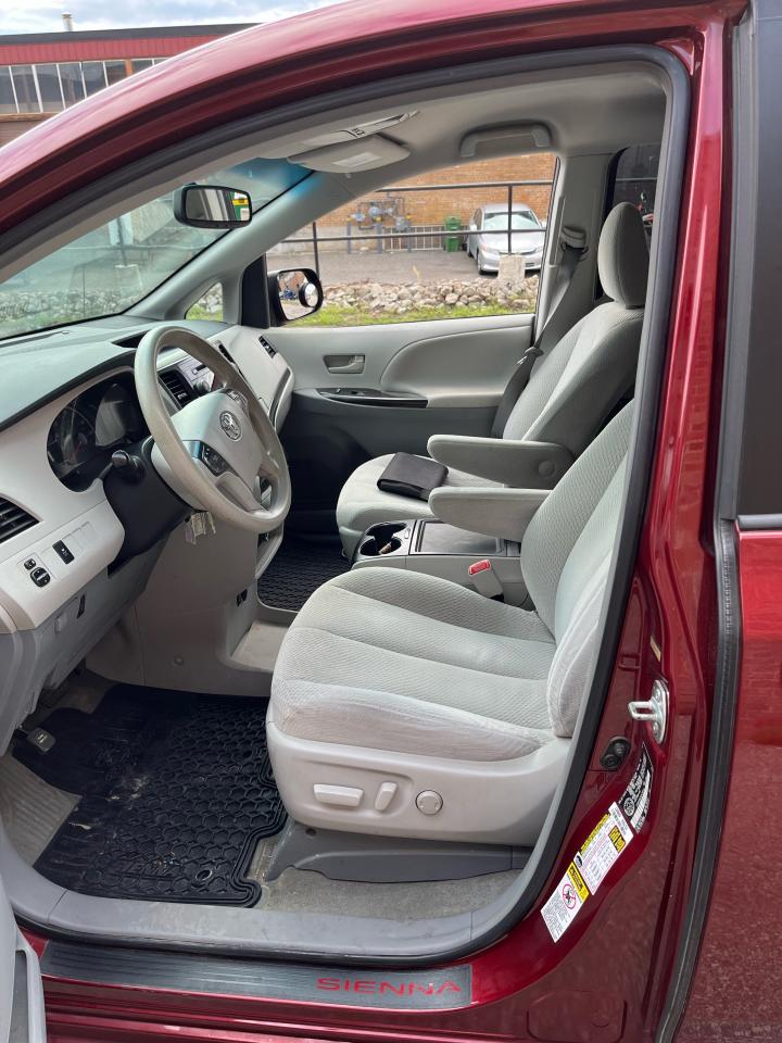 2014 Toyota Sienna 5dr LE 8-Pass FWD-1 LOCAL SENIOR FEMALE OWNER!! - Photo #6