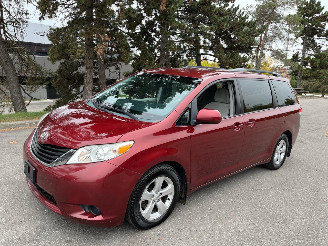 2014 Toyota Sienna 5dr LE 8-Pass FWD-1 LOCAL SENIOR FEMALE OWNER!! - Photo #2