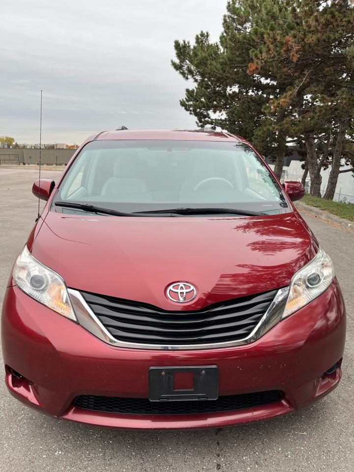 2014 Toyota Sienna 5dr LE 8-Pass FWD-1 LOCAL SENIOR FEMALE OWNER!! Photo