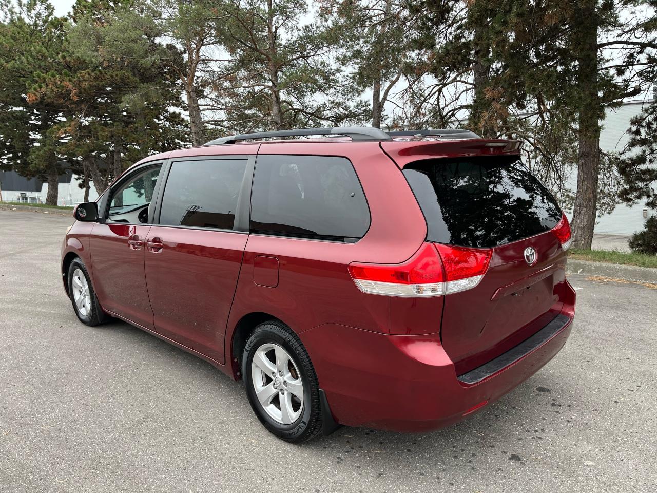 2014 Toyota Sienna 5dr LE 8-Pass FWD-1 LOCAL SENIOR FEMALE OWNER!! - Photo #3