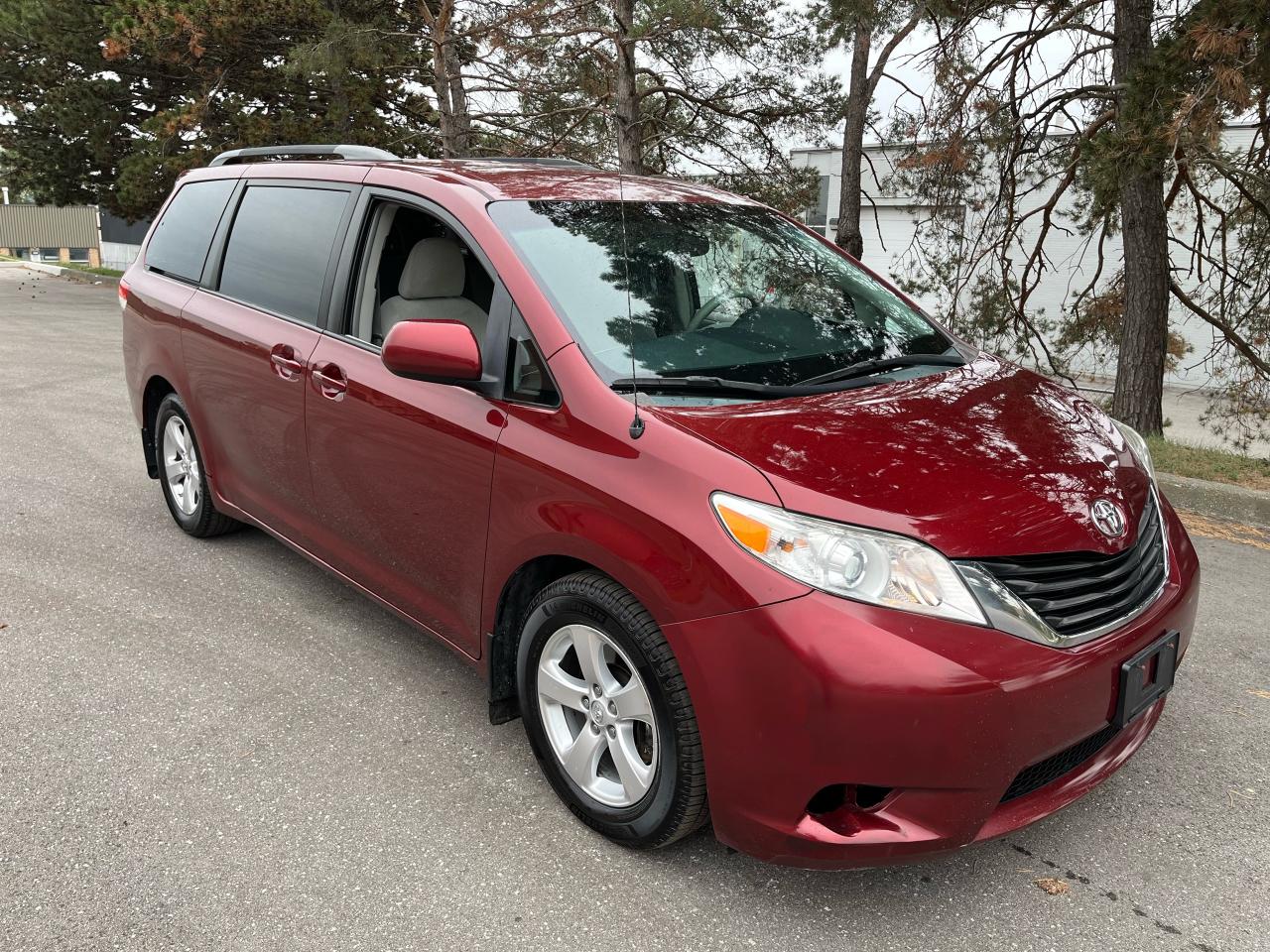 2014 Toyota Sienna 5dr LE 8-Pass FWD-1 LOCAL SENIOR FEMALE OWNER!! - Photo #5