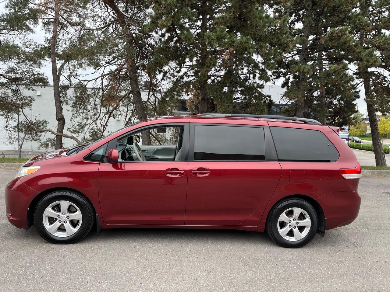 2014 Toyota Sienna 5dr LE 8-Pass FWD-1 LOCAL SENIOR FEMALE OWNER!! - Photo #1