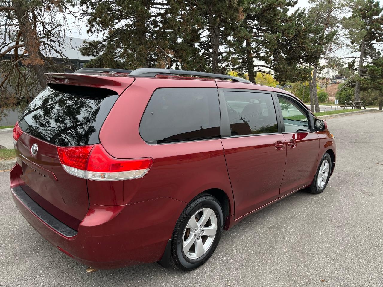 2014 Toyota Sienna 5dr LE 8-Pass FWD-1 LOCAL SENIOR FEMALE OWNER!! - Photo #6