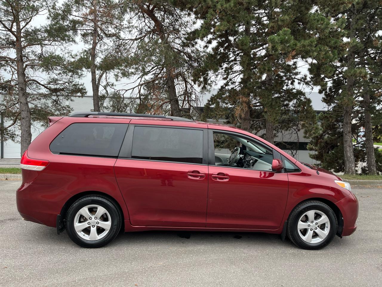 2014 Toyota Sienna 5dr LE 8-Pass FWD-1 LOCAL SENIOR FEMALE OWNER!! Photo3