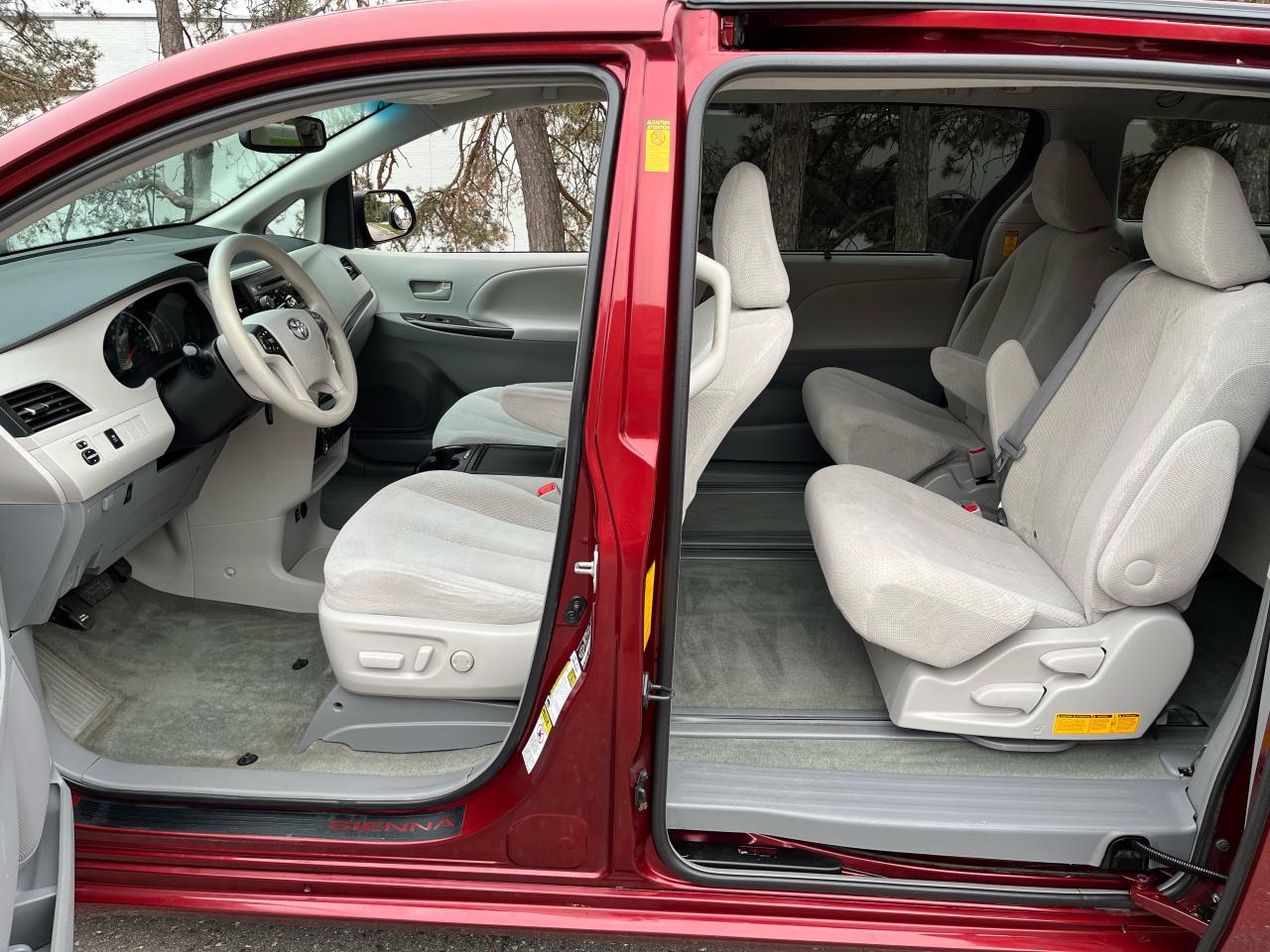 2014 Toyota Sienna 5dr LE 8-Pass FWD-1 LOCAL SENIOR FEMALE OWNER!! - Photo #12