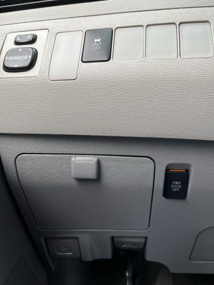 2014 Toyota Sienna 5dr LE 8-Pass FWD-1 LOCAL SENIOR FEMALE OWNER!! Photo