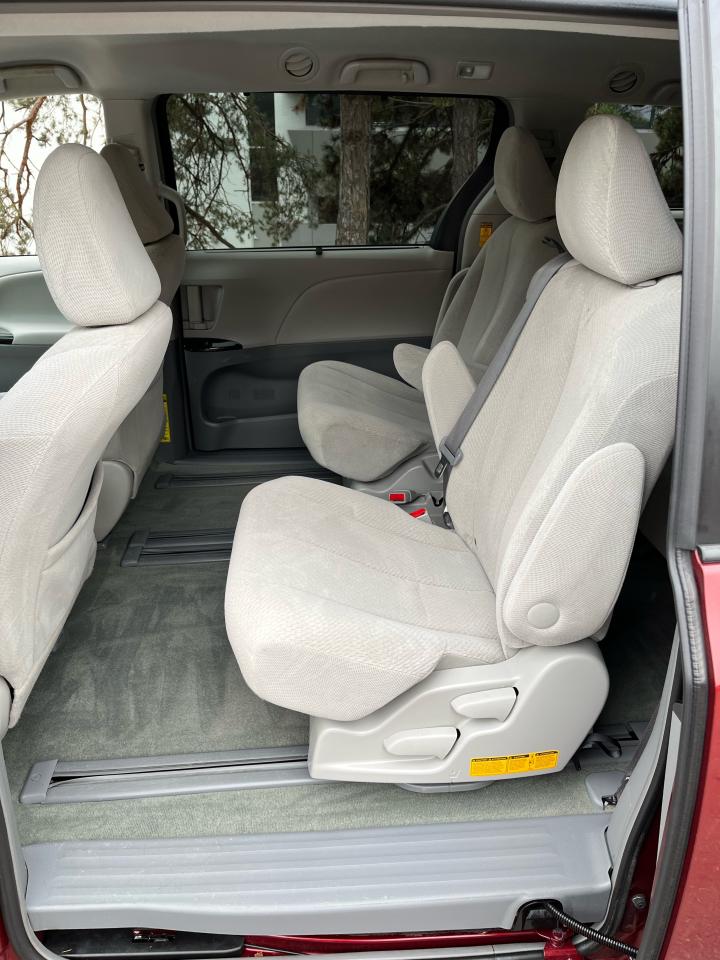 2014 Toyota Sienna 5dr LE 8-Pass FWD-1 LOCAL SENIOR FEMALE OWNER!! - Photo #11