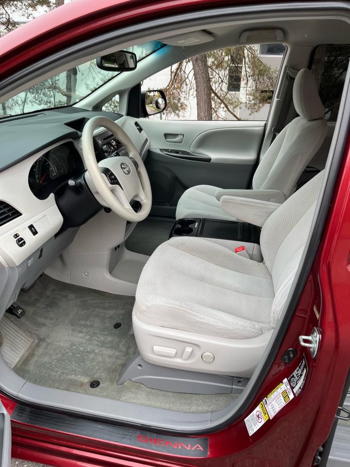 2014 Toyota Sienna 5dr LE 8-Pass FWD-1 LOCAL SENIOR FEMALE OWNER!! - Photo #10