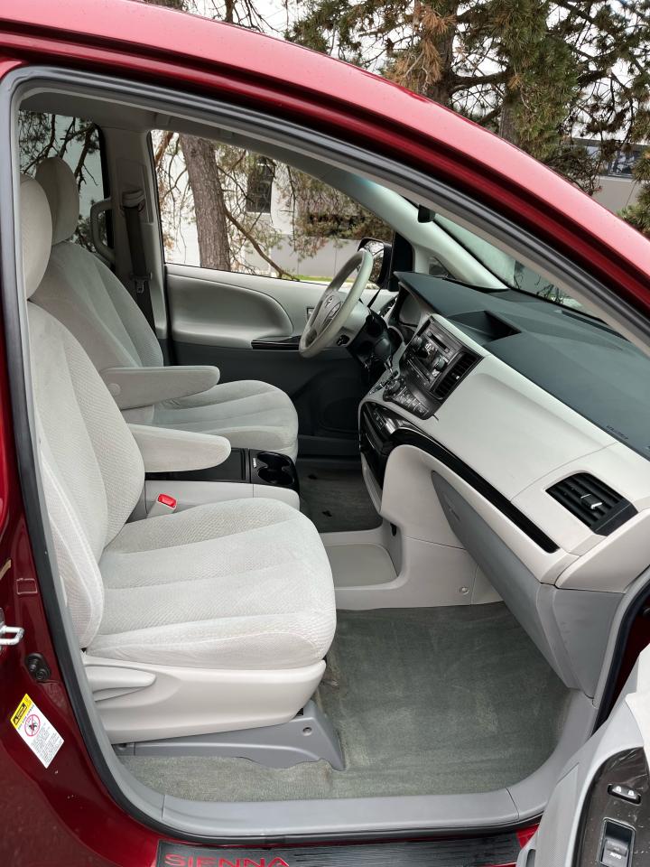 2014 Toyota Sienna 5dr LE 8-Pass FWD-1 LOCAL SENIOR FEMALE OWNER!! Photo