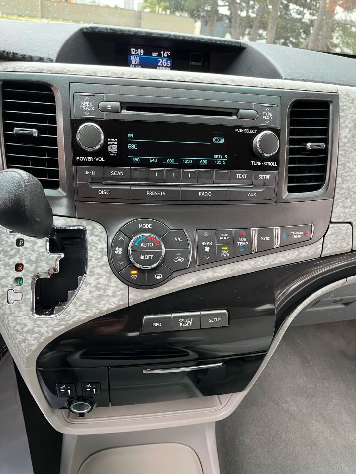 2014 Toyota Sienna 5dr LE 8-Pass FWD-1 LOCAL SENIOR FEMALE OWNER!! Photo