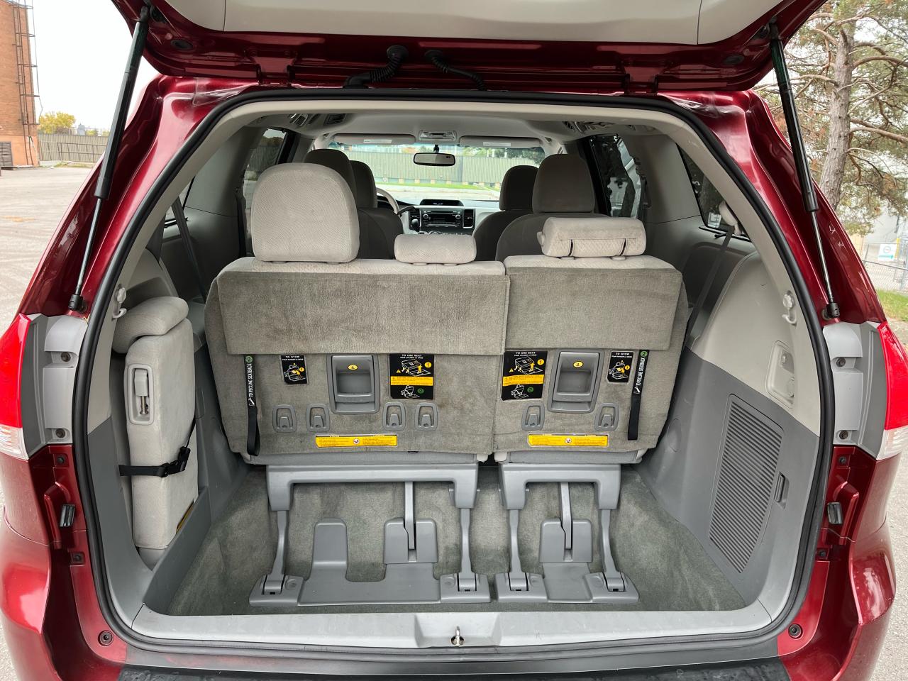 2014 Toyota Sienna 5dr LE 8-Pass FWD-1 LOCAL SENIOR FEMALE OWNER!! - Photo #16