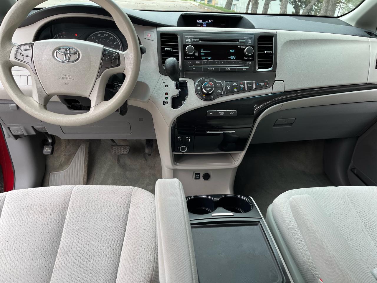 2014 Toyota Sienna 5dr LE 8-Pass FWD-1 LOCAL SENIOR FEMALE OWNER!! Photo