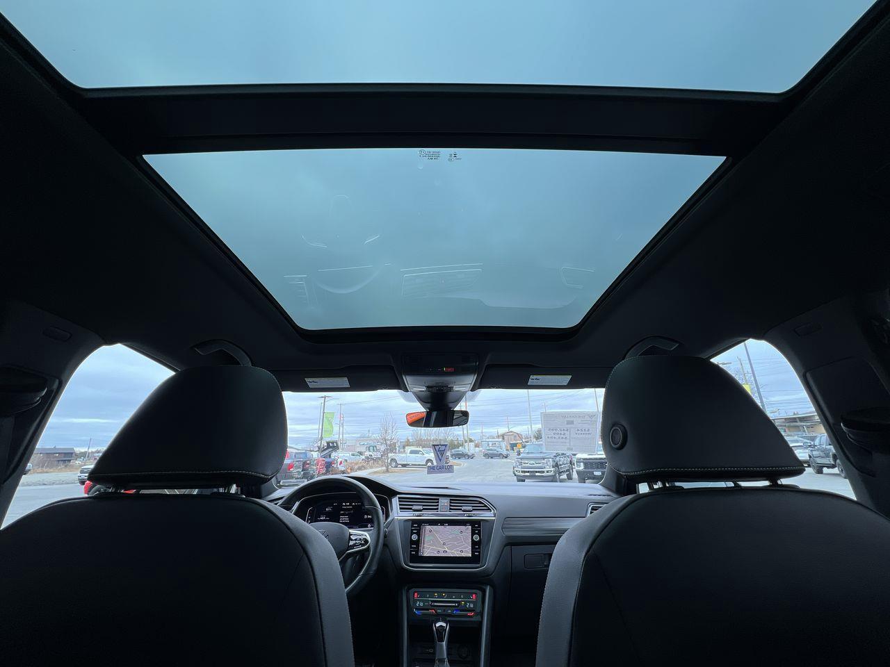 2024 Volkswagen Tiguan Highline R-Line AWD, SIRIUS XM, LEATHER SEATS, MOONROOF, NAV, CRUISE CONTROL, BACK UP CAM, NAV!! Photo