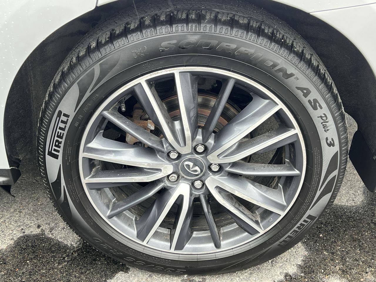 2020 Infiniti QX60 Sensory AWD, 7 PASSENGER, MOONROOF, LEATHER SEATS, REMOTE START, REAR A/C!! Photo