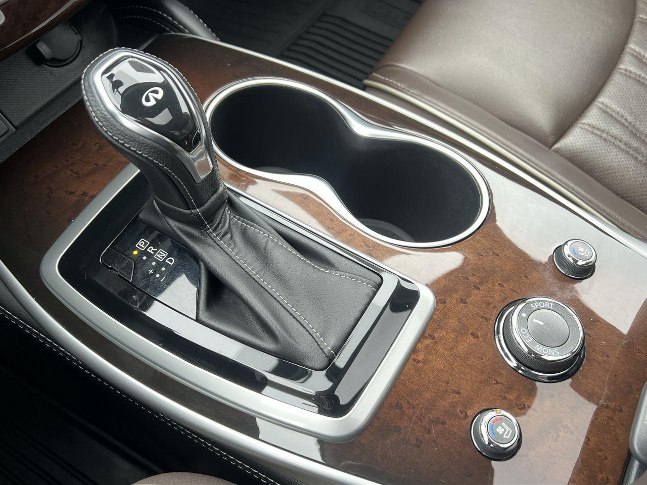 2020 Infiniti QX60 Sensory AWD, 7 PASSENGER, MOONROOF, LEATHER SEATS, REMOTE START, REAR A/C!! Photo