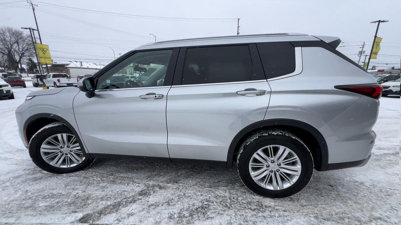 2024 Mitsubishi Outlander 4X4, PREVIOUS DAILY RENTAL, 7 PASSENGER, MOONROOF, HEATED FRONT SEATS, REAR A/C, CRUISE CONTROL!! Photo4
