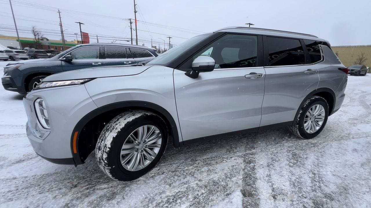2024 Mitsubishi Outlander 4X4, PREVIOUS DAILY RENTAL, 7 PASSENGER, MOONROOF, HEATED FRONT SEATS, REAR A/C, CRUISE CONTROL!! Photo