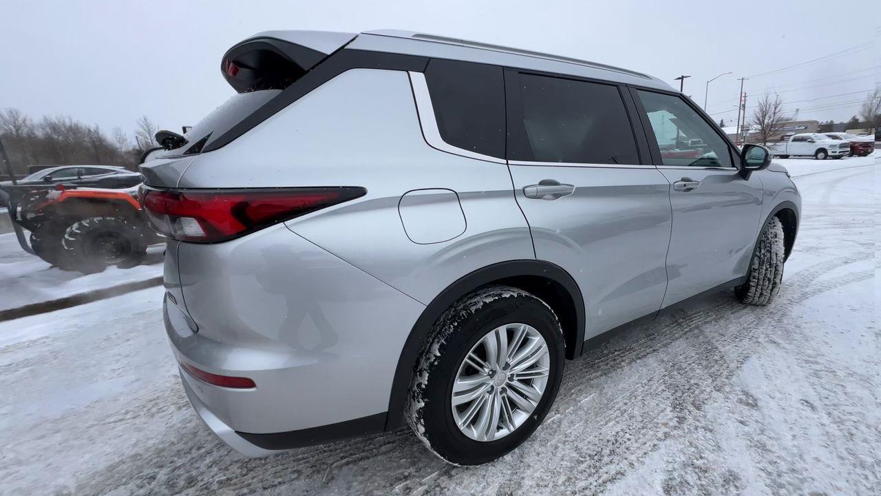 2024 Mitsubishi Outlander 4X4, PREVIOUS DAILY RENTAL, 7 PASSENGER, MOONROOF, HEATED FRONT SEATS, REAR A/C, CRUISE CONTROL!! Photo