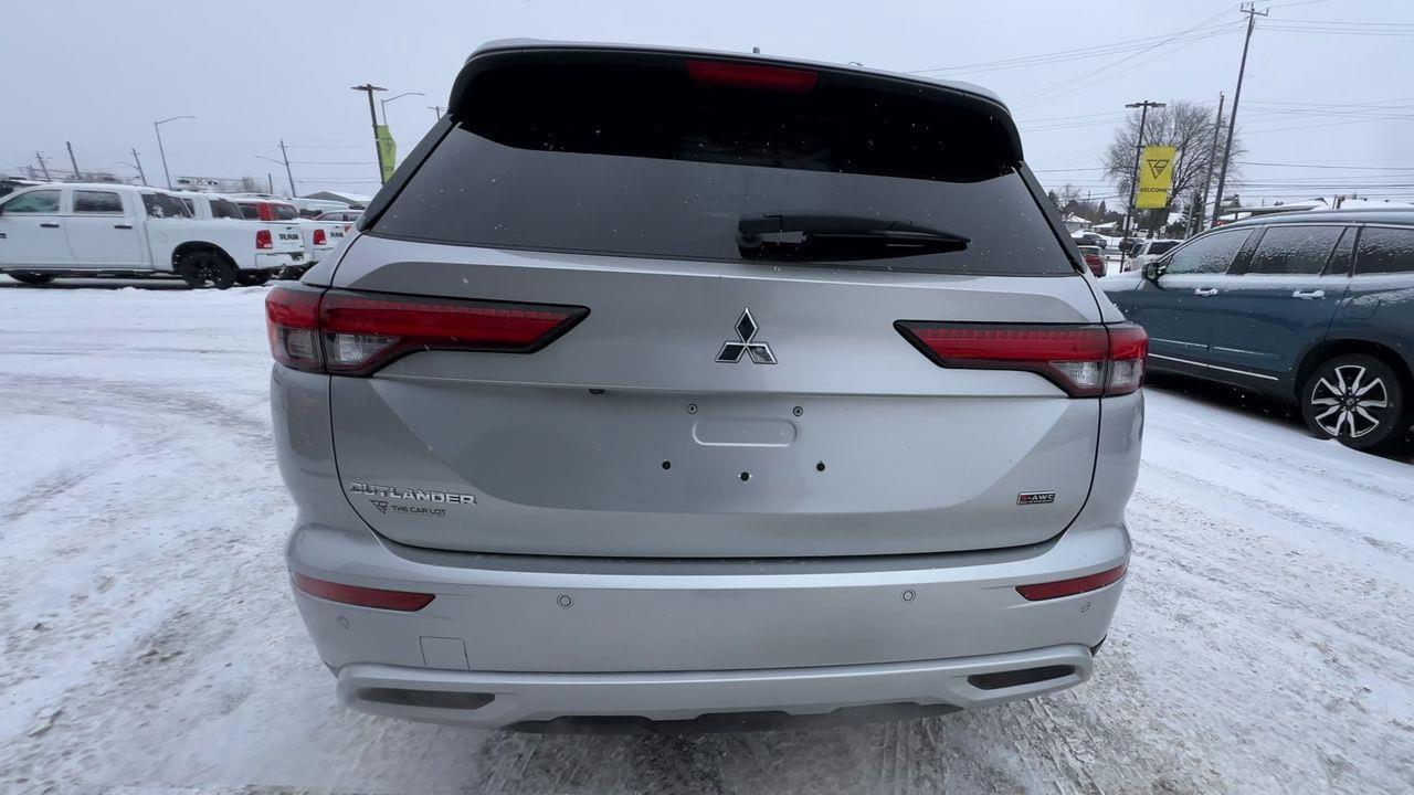 2024 Mitsubishi Outlander 4X4, PREVIOUS DAILY RENTAL, 7 PASSENGER, MOONROOF, HEATED FRONT SEATS, REAR A/C, CRUISE CONTROL!! Photo