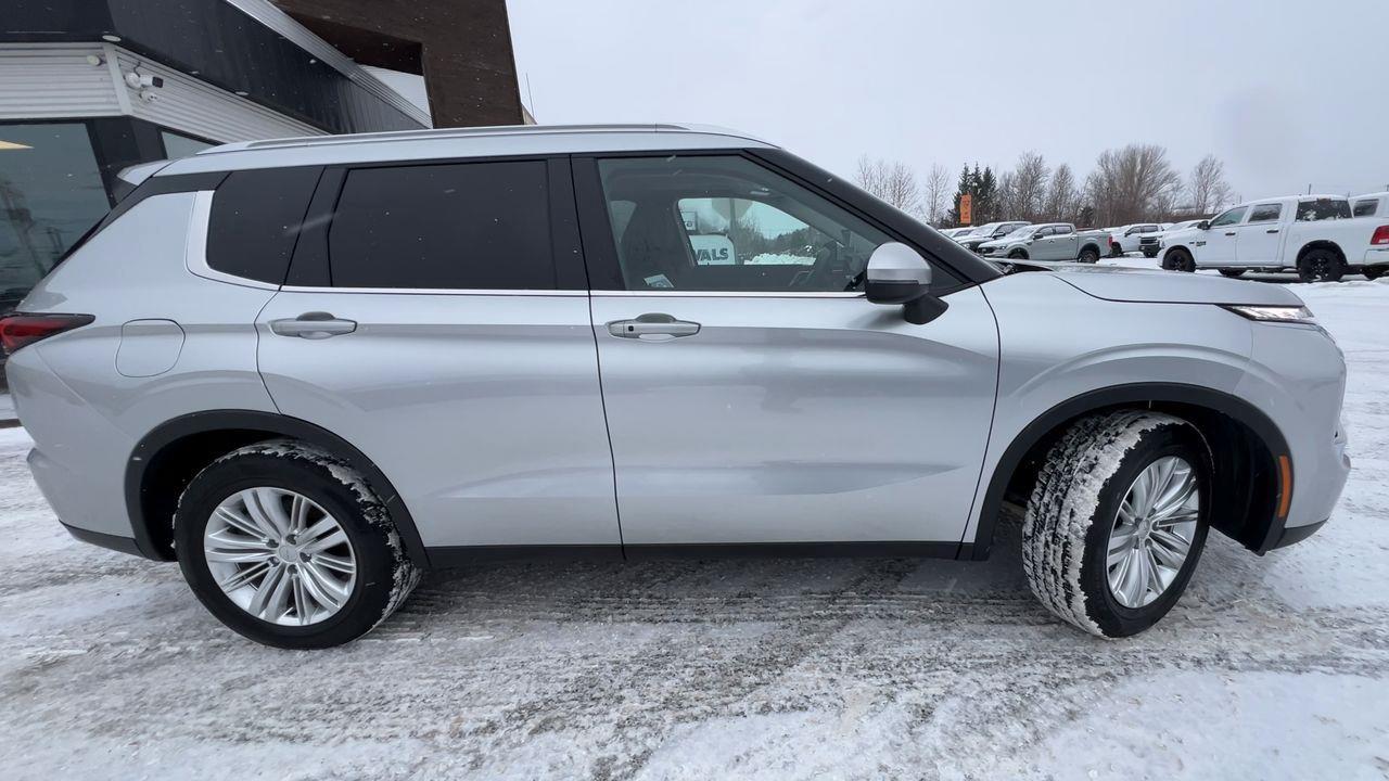 2024 Mitsubishi Outlander 4X4, PREVIOUS DAILY RENTAL, 7 PASSENGER, MOONROOF, HEATED FRONT SEATS, REAR A/C, CRUISE CONTROL!! Photo