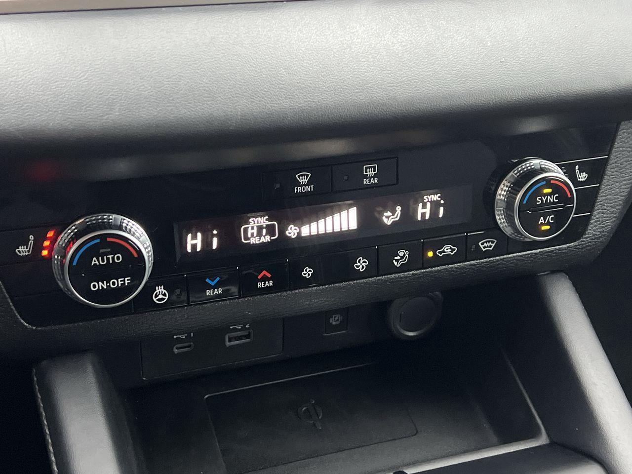 2024 Mitsubishi Outlander 4X4, PREVIOUS DAILY RENTAL, 7 PASSENGER, MOONROOF, HEATED FRONT SEATS, REAR A/C, CRUISE CONTROL!! Photo