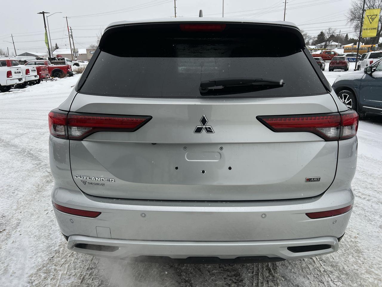 2024 Mitsubishi Outlander 4X4, PREVIOUS DAILY RENTAL, 7 PASSENGER, MOONROOF, HEATED FRONT SEATS, REAR A/C, CRUISE CONTROL!! Photo