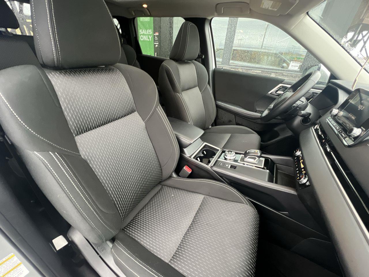 2024 Mitsubishi Outlander 4X4, PREVIOUS DAILY RENTAL, 7 PASSENGER, MOONROOF, HEATED FRONT SEATS, REAR A/C, CRUISE CONTROL!! Photo