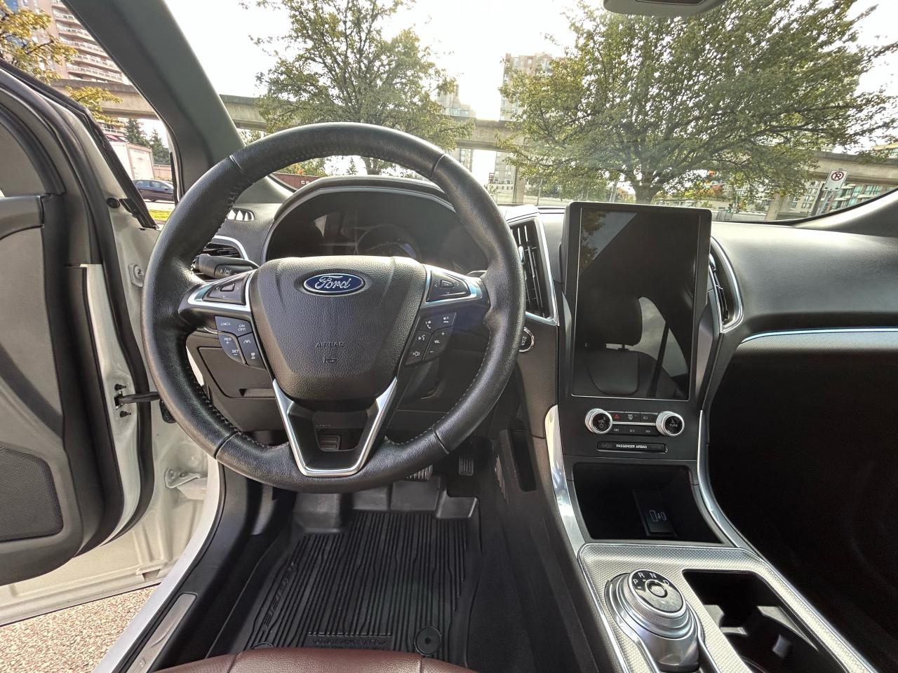 2022 Ford Edge Titanium - Photo #11