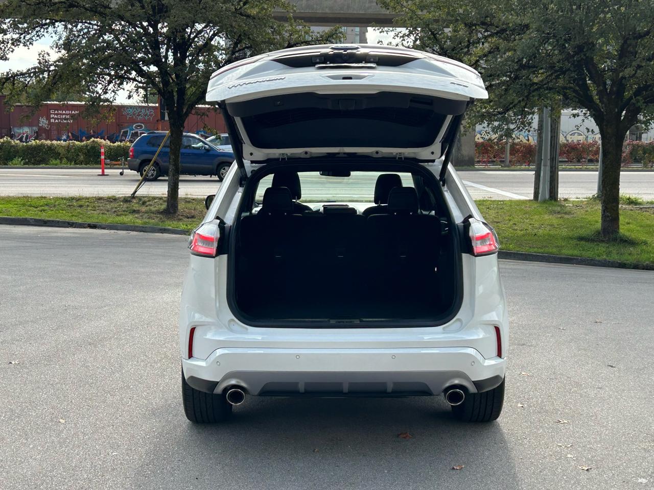 2022 Ford Edge Titanium - Photo #8