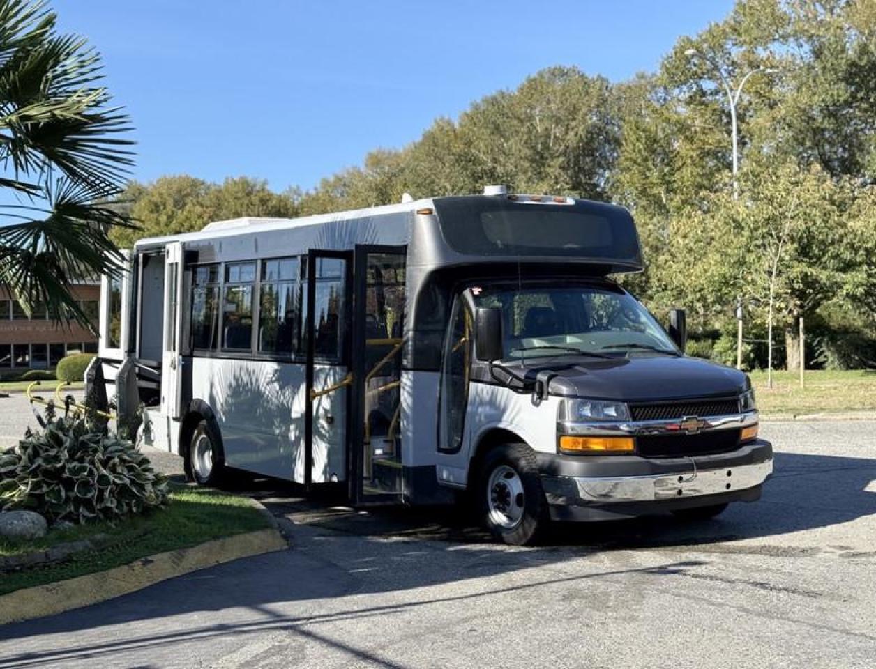 Used 2019 Chevrolet Express 4500 21-Passenger Bus with Wheelchair Lift for sale in Burnaby, BC