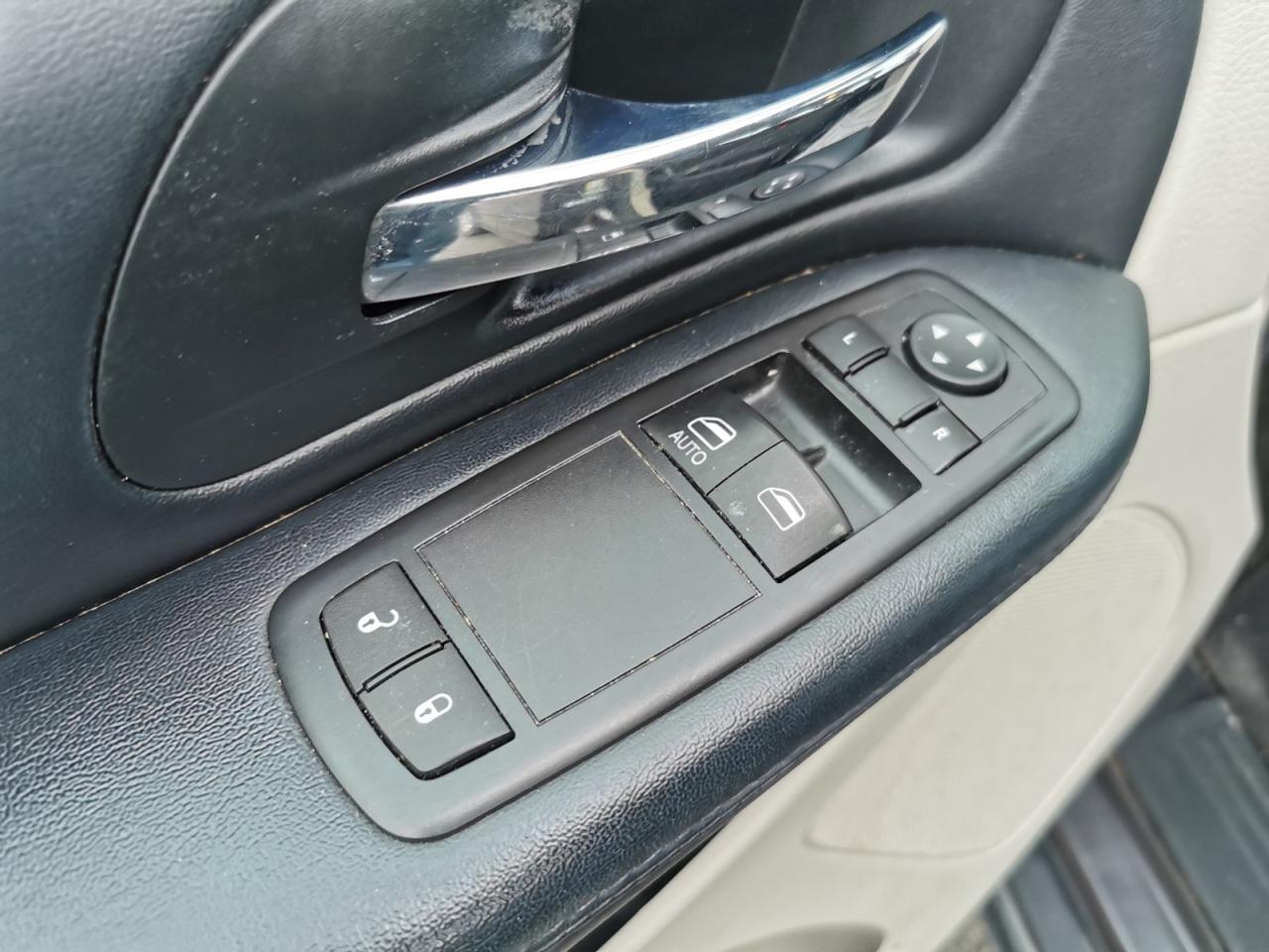 2016 Dodge Grand Caravan SE - Photo #10