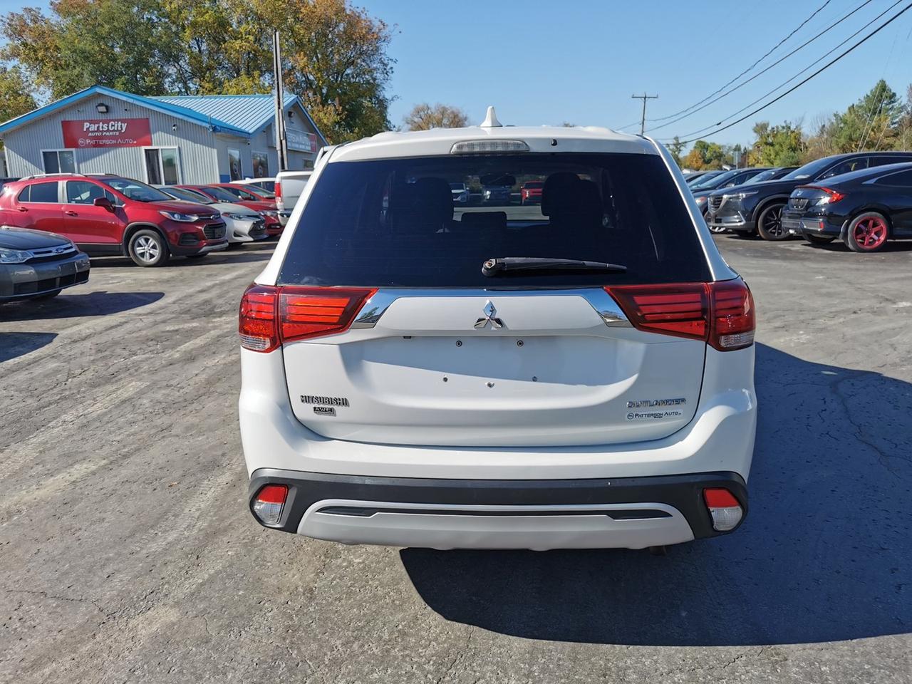 2019 Mitsubishi Outlander SE AWC Photo