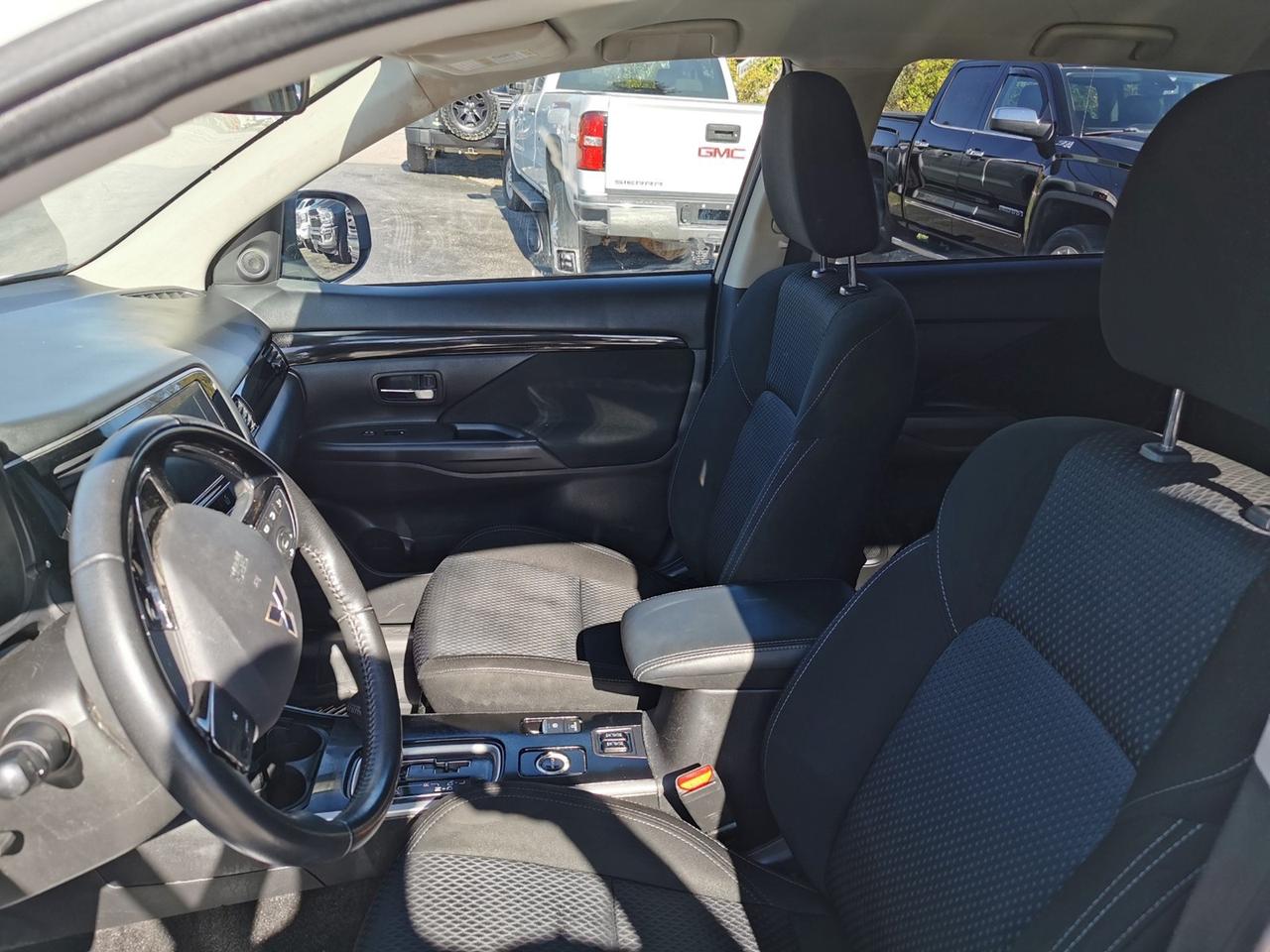 2019 Mitsubishi Outlander SE AWC Photo