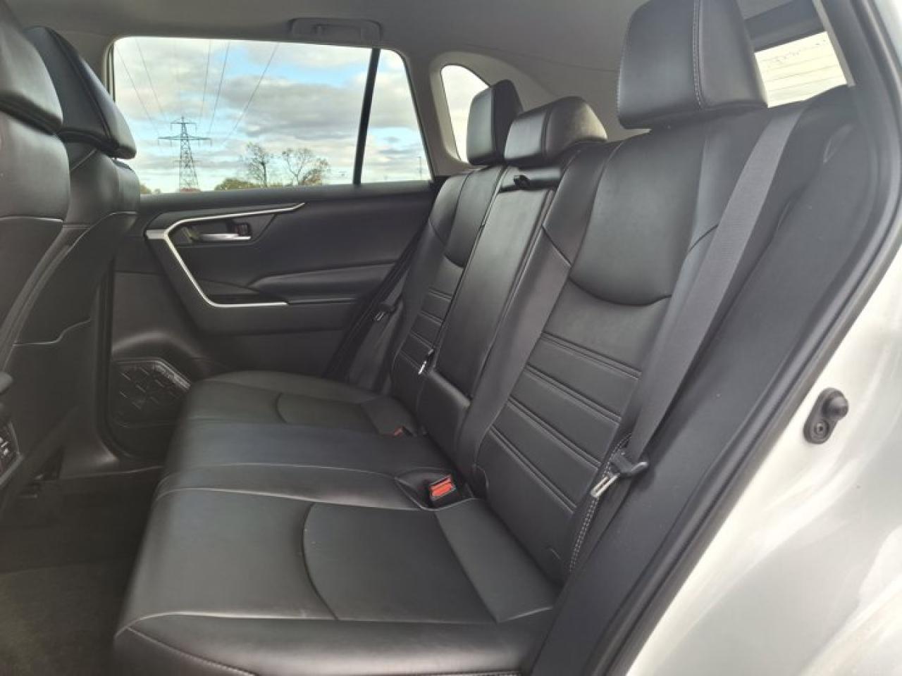 2022 Toyota RAV4 XLE AWD | Leather | Sunroof | Heated Wheel + Seats | CarPlay + Android | Rear Camera | and More ! Photo